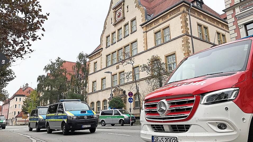 Polizei und Feuerwehr vor der Berufsschule II in Straubing, die am Dienstag evakuiert wurde.
