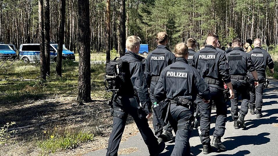 Tragische Gewissheit nach einer großen Suchaktion: Die Leiche des Jungen wurde gefunden. Tragische Gewissheit nach einer großen Suchaktion: Die Leiche des Jungen wurde gefunden.