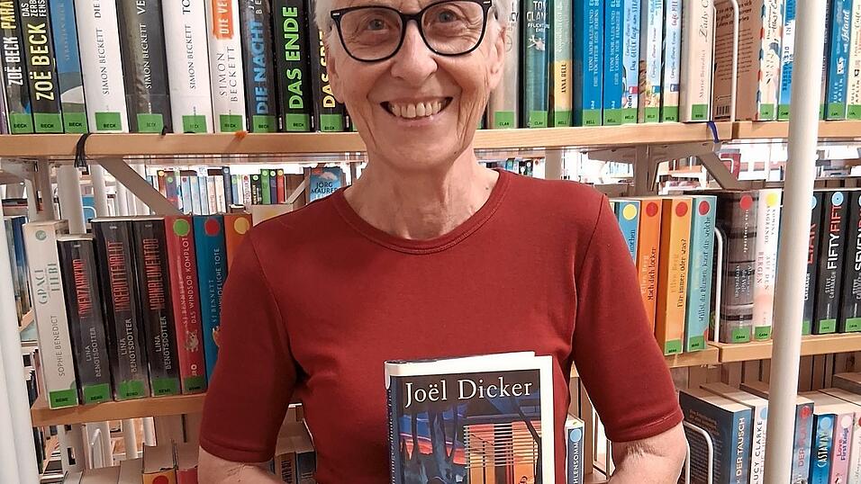 Büchereileiterin Martina Hesse-Hujber empfiehlt den neuen Roman des Schriftstellers Joël Dicker.