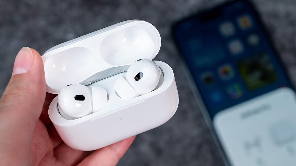 Am Dienstag ging es am Jugendschöffengericht um Betrug. Ein 19-Jähriger und seine Clique sollen der Staatsanwaltschaft zufolge gefälschte Apple Air Pods verkauft haben, die nicht der Verkaufsbeschreibung entsprachen. Am Dienstag ging es am Jugendschöffengericht um Betrug. Ein 19-Jähriger und seine Clique sollen der Staatsanwaltschaft zufolge gefälschte Apple Air Pods verkauft haben, die nicht der Verkaufsbeschreibung entsprachen.