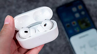 Am Dienstag ging es am Jugendschöffengericht um Betrug; ein 19-Jähriger und seine Clique sollen der Staatsanwaltschaft zufolge gefälschte Apple Air Pods beziehungsweise Air Pods verkauft haben, die nicht der Verkaufsbeschreibung entsprachen.