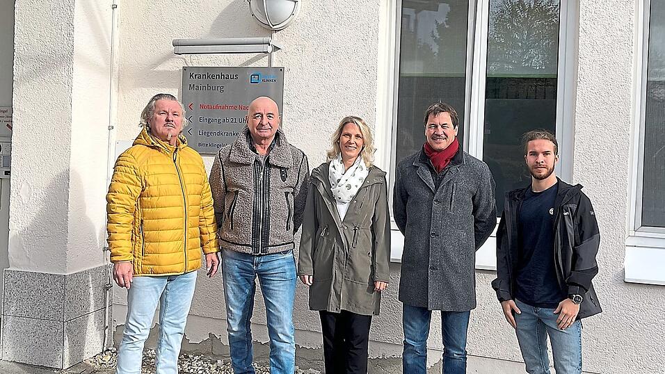 Der FDP-Ortsverband mit Reinhard Buchcik, Artur Schmid, Bürgermeisterkandidatin Messalina Sedlmeier, Stadt- und Kreisrat Michael Schöll und Robin Buchcik will sich für den Erhalt des Krankenhauses einsetzen. Foto:
