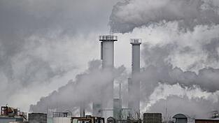 Beim Klimaschutz hat sich die Bundesregierung nicht genug vorgenommen, meinen wichtige Experten. (Archivbild) Beim Klimaschutz hat sich die Bundesregierung nicht genug vorgenommen, meinen wichtige Experten. (Archivbild)