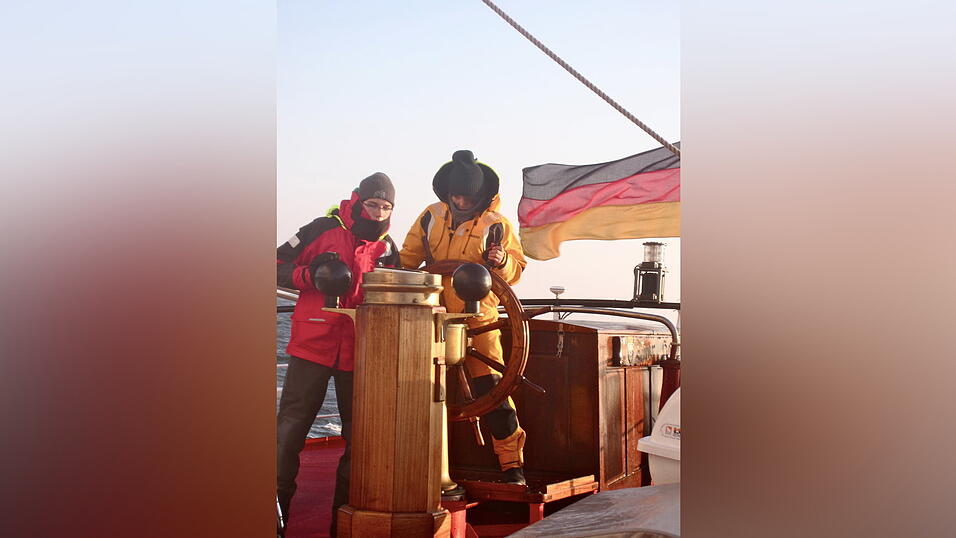 Die Thor Heyerdahl segelt wieder. Das 'Klassenzimmer unter Segeln' (KUS) ist zum vierten Mal unterwegs. 32 Schüler aus Deutschland sind 190 Tage auf dem Atlantik unterwegs. Die Thor Heyerdahl segelt wieder. Das 'Klassenzimmer unter Segeln' (KUS) ist zum vierten Mal unterwegs. 32 Schüler aus Deutschland sind 190 Tage auf dem Atlantik unterwegs.