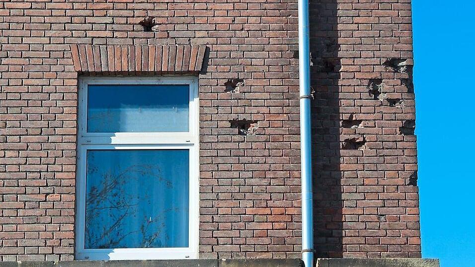 Die Einschusslöcher sind noch heute zu sehen.