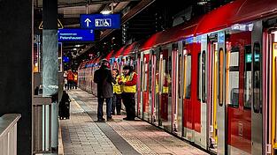 Wer in Deutschland in Bus oder Bahn mehrmals ohne gültigen Fahrschein erwischt wird, muss mit einer Strafanzeige rechnen.