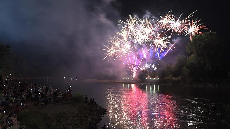 Mit einem bunten Feuerwerk wird die Lampionfahrt 2022 gefeiert.