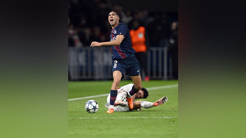 Die folgenschwere Szene: Bayerns Luis Díaz (unten) foult Achraf Hakimi bei seiner Grätsche.