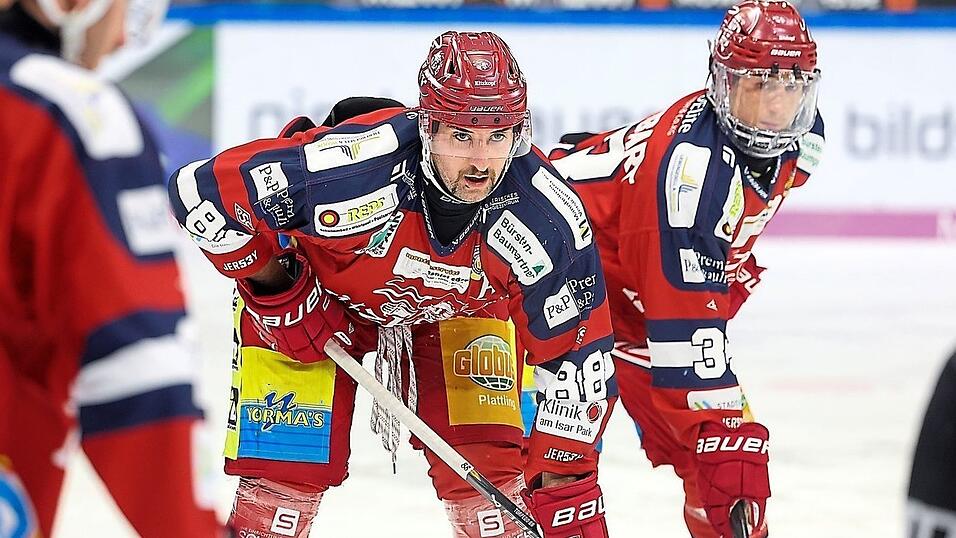 Marcel Pfänder - hier mit kurzer Bartpracht - und die DSC-Defensive waren gegen Lindau gefordert, nur einen Treffer konnten die Gäste vom Bodensee erzielen.