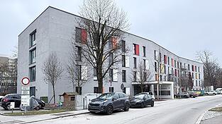 Schlechte Nachrichten kurz vor Weihnachten: Wegen eines Wasserschadens im Wohnheim an der Prof.-Buchner-Straße 7 müssen nicht wenige Klinikumsmitarbeiter in Kürze in eine Ersatzunterkunft ziehen. Schlechte Nachrichten kurz vor Weihnachten: Wegen eines Wasserschadens im Wohnheim an der Prof.-Buchner-Straße 7 müssen nicht wenige Klinikumsmitarbeiter in Kürze in eine Ersatzunterkunft ziehen.