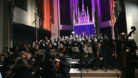 Orchester, Ch&ouml;re und Solisten &uuml;berzeugten am Samstagabend in der Martinskirche mit virtuosem Spiel und stimmlicher Brillanz.