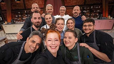 Enie van de Meiklokjes (vorne Mitte), hier mit den Teilnehmern und Juroren, moderiert die Sendung &bdquo;Das gro&szlig;e Profi-Backen&ldquo;.