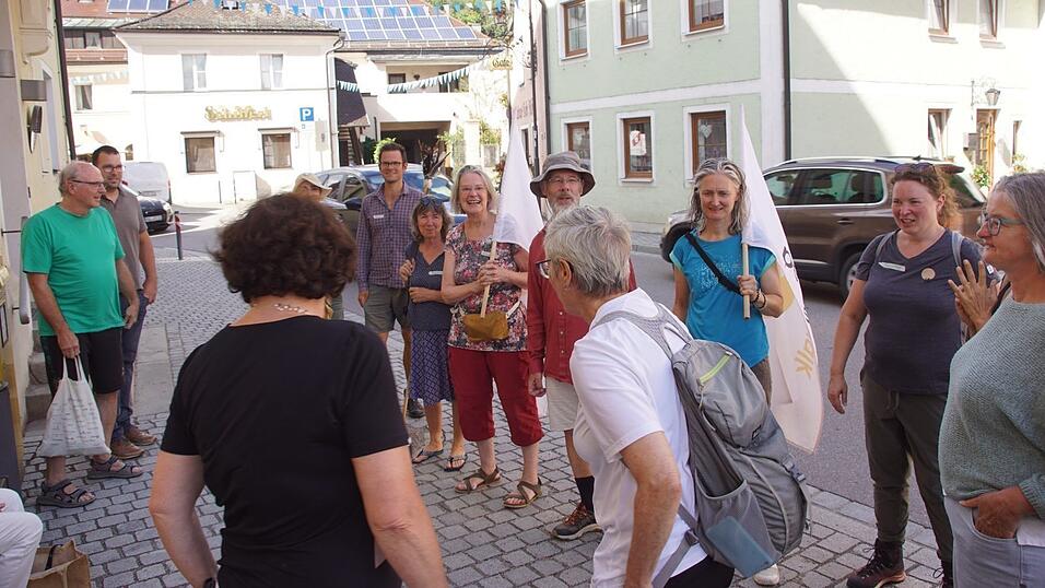 Die Friedenspilger am Mittwochabend vor dem Wörther Rathaus. Den weitesten Weg hat ein Niederländer hinter sich. Die Friedenspilger am Mittwochabend vor dem Wörther Rathaus. Den weitesten Weg hat ein Niederländer hinter sich.