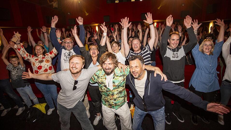 Die drei gut gelaunten Eberhofer Stars (vorne von links) Michael Kranz (Steckenbiller), Daniel Christensen (Fl&ouml;tzinger) und Gerhard Wittmann (Leopold) sorgten f&uuml;r beste Stimmung und wurden von den Fans im Kino beim Saalfoto tatkr&auml;ftig unterst&uuml;tzt.