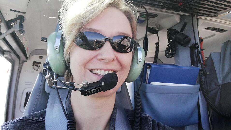 Die Produktionskoordinatorin im Heli. Den originalen Rettungshubschrauber nutzt das Filmteam nur leihweise.