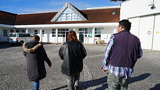 Zurück vom Freigang: David F. mit zwei Pflegerinnen im Hof der Forensik. Zurück vom Freigang: David F. mit zwei Pflegerinnen im Hof der Forensik.