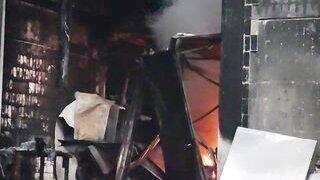 Es dauerte bis in die frühen Morgenstunden, ehe die Einsatzkräfte der Feuerwehr das Feuer unter Kontrolle hatten. (Foto: ih) Es dauerte bis in die frühen Morgenstunden, ehe die Einsatzkräfte der Feuerwehr das Feuer unter Kontrolle hatten. (Foto: ih)