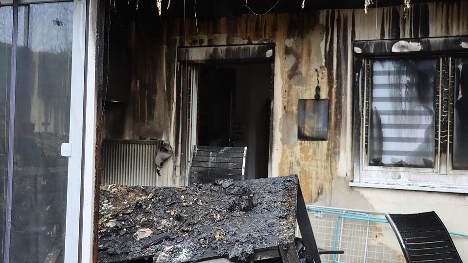 Das Feuer hat vier Wohnhäuser im Reihenhauskomplex zerstört und unbewohnbar hinterlassen. Das Feuer hat vier Wohnhäuser im Reihenhauskomplex zerstört und unbewohnbar hinterlassen.