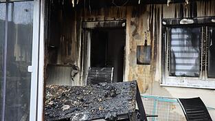 Das Feuer hat vier Wohnhäuser im Reihenhauskomplex zerstört und unbewohnbar hinterlassen.