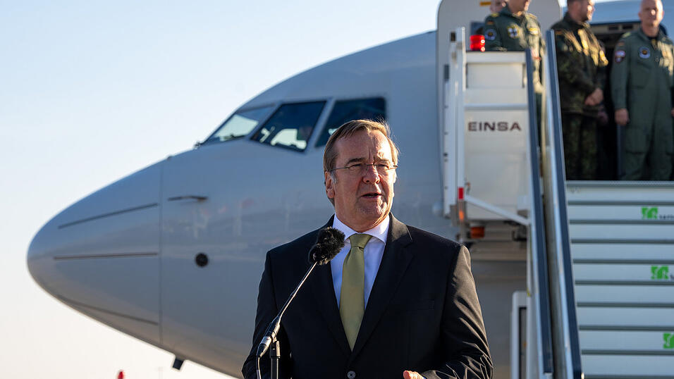 Verteidigungsminister Boris Pistorius spricht auf dem Berliner Flughafen vor einer eben gelandeten Boeing P-8 A „Poseidon“. Verteidigungsminister Boris Pistorius spricht auf dem Berliner Flughafen vor einer eben gelandeten Boeing P-8 A „Poseidon“.