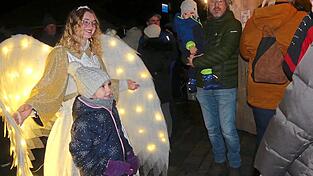 Das Zandter Christkindl mischt sich unter die Besucher.