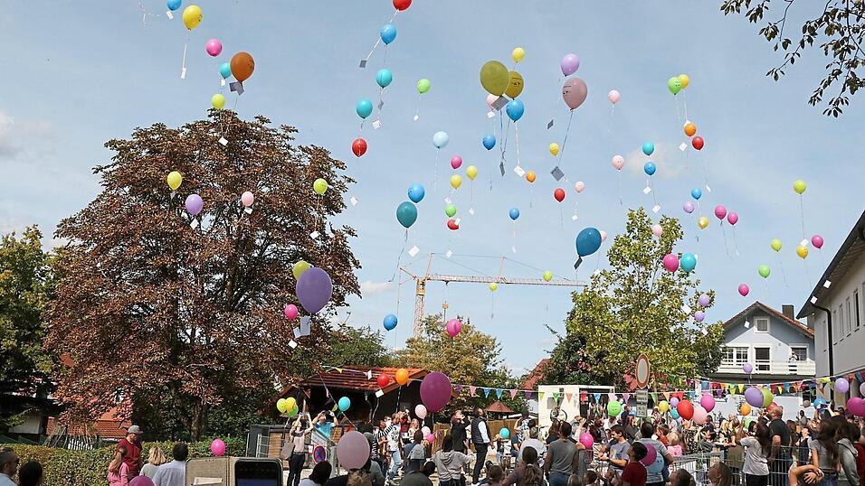 Anlässlich des Jubiläums wurden viele bunte Luftballons auf die Reise geschickt.