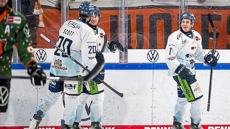 Nick Halloran (rechts) hatte am Dienstagabend gut lachen. Der Straubinger Wirbelwind führte sein Team zum 5:2-Sieg in Wolfsburg. Nick Halloran (rechts) hatte am Dienstagabend gut lachen. Der Straubinger Wirbelwind führte sein Team zum 5:2-Sieg in Wolfsburg.