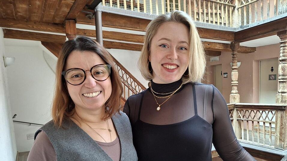 Leyla Yildiz (links) und Johanna Oberst haben sich zusammengetan, um &uuml;ber die Krankheit Endometriose aufzukl&auml;ren.