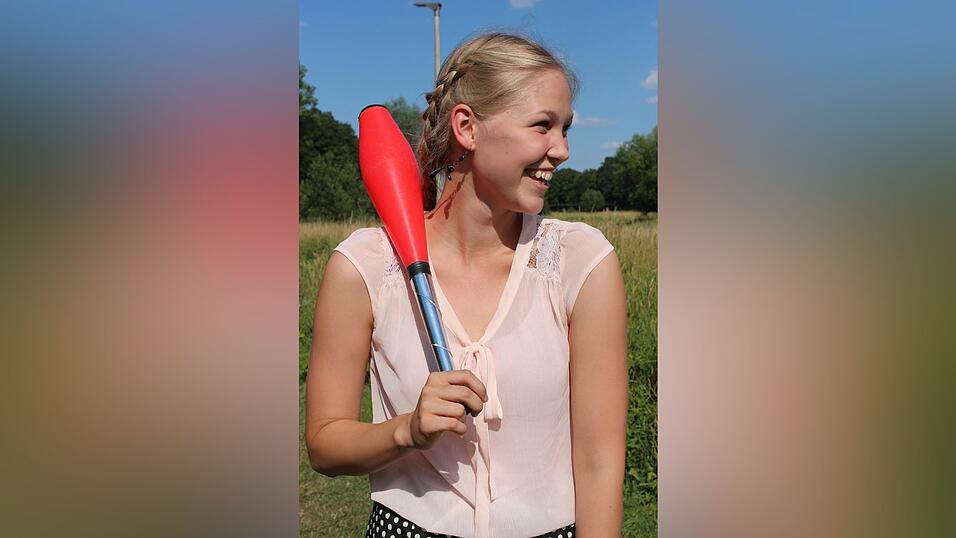 Alina IvanovaAlter: 17 JahreWohnort: LandshutSchule: HLG LandshutSpezialität: Club-SwingingZeit fürs Üben pro Woche: eine StundeBerufswunsch: noch unentschieden Alina IvanovaAlter: 17 JahreWohnort: LandshutSchule: HLG LandshutSpezialität: Club-SwingingZeit fürs Üben pro Woche: eine StundeBerufswunsch: noch unentschieden