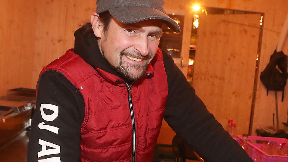 Adrian Paul alias DJ Adrian starb am 7. November bei einem Brand an einer Rauchgasvergiftung. Entgegen anders lautender Berichte hinterlässt Paul einen 19-jährigen Sohn. Adrian Paul alias DJ Adrian starb am 7. November bei einem Brand an einer Rauchgasvergiftung. Entgegen anders lautender Berichte hinterlässt Paul einen 19-jährigen Sohn.