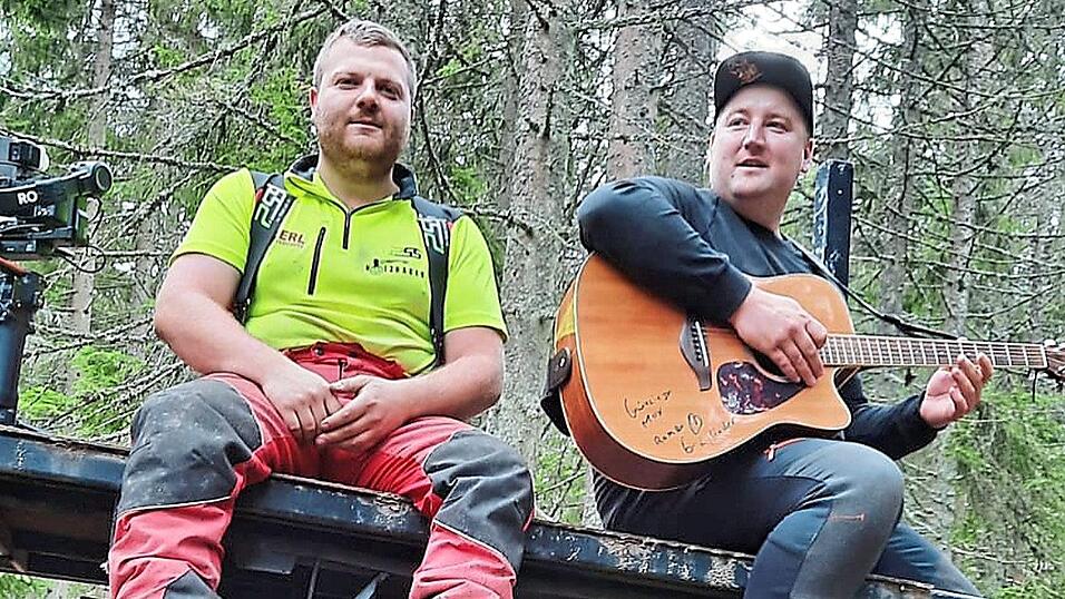 Max Grünzinger und Roman Meier (rechts) zusammen auf dem Unimog des Niederbayers im Wald bei Finsterau beim Videodreh zu 'Mei Unimog'. Max Grünzinger und Roman Meier (rechts) zusammen auf dem Unimog des Niederbayers im Wald bei Finsterau beim Videodreh zu 'Mei Unimog'.
