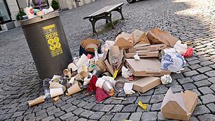 Solche Müllansammlungen in der Innenstadt soll eine kommunale Verpackungssteuer zurückdrängen. Bayerische Städte stehen der Steuer bislang zurückhaltend gegenüber. (Archivbild)