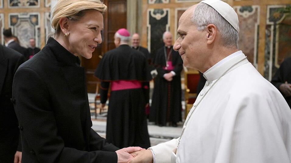 Papst Leo XIV. begrüßt Cate Blanchett während einer Sonderaudienz mit der Welt des Films. Papst Leo XIV. begrüßt Cate Blanchett während einer Sonderaudienz mit der Welt des Films.