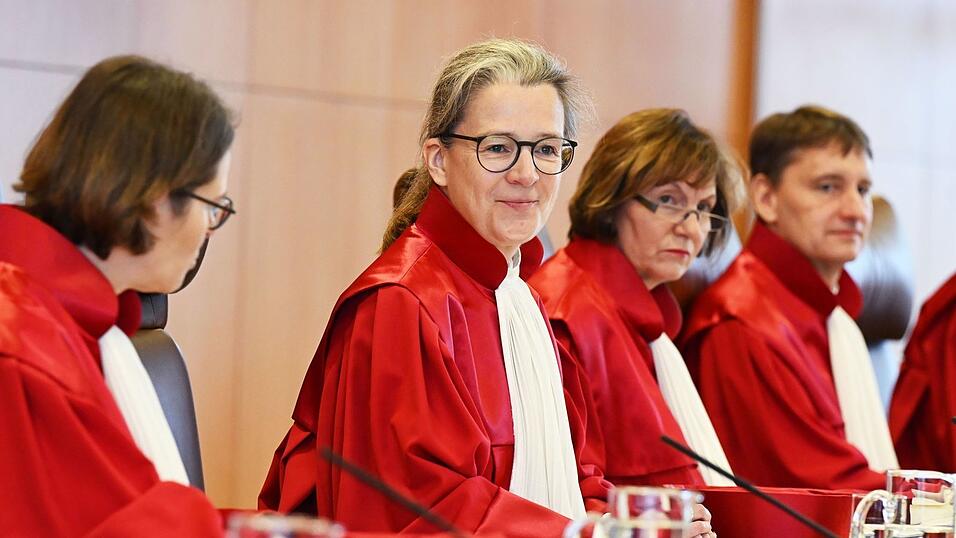 Die Vizepr&auml;sidentin des Gerichts, Ann-Katrin Kaufhold, er&ouml;ffnet die Verhandlung.