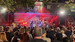 Über 1.000 Besucher kamen zum Konzert der Band „Hey James“, die ihr Comeback feierte. Über 1.000 Besucher kamen zum Konzert der Band „Hey James“, die ihr Comeback feierte.