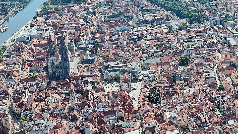 Das ehemalige Galeria-Kaufhof-Geb&auml;ude neben der Neupfarrkirche ist einer der gr&ouml;&szlig;ten Geb&auml;udekomplexe in der Regensburger Altstadt.