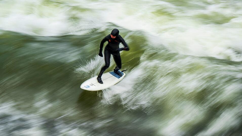 Surfen am Eisbach ist in M&uuml;nchen Kult. Um eine Welle gibt es jetzt &Auml;rger.