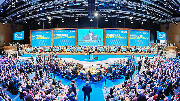 Nicht nur die CSU hat über die Jahre technisch weit aufgerüstet, um sich beim Politischen Aschermittwoch entsprechend medienwirksam präsentieren zu können. Nicht nur die CSU hat über die Jahre technisch weit aufgerüstet, um sich beim Politischen Aschermittwoch entsprechend medienwirksam präsentieren zu können.