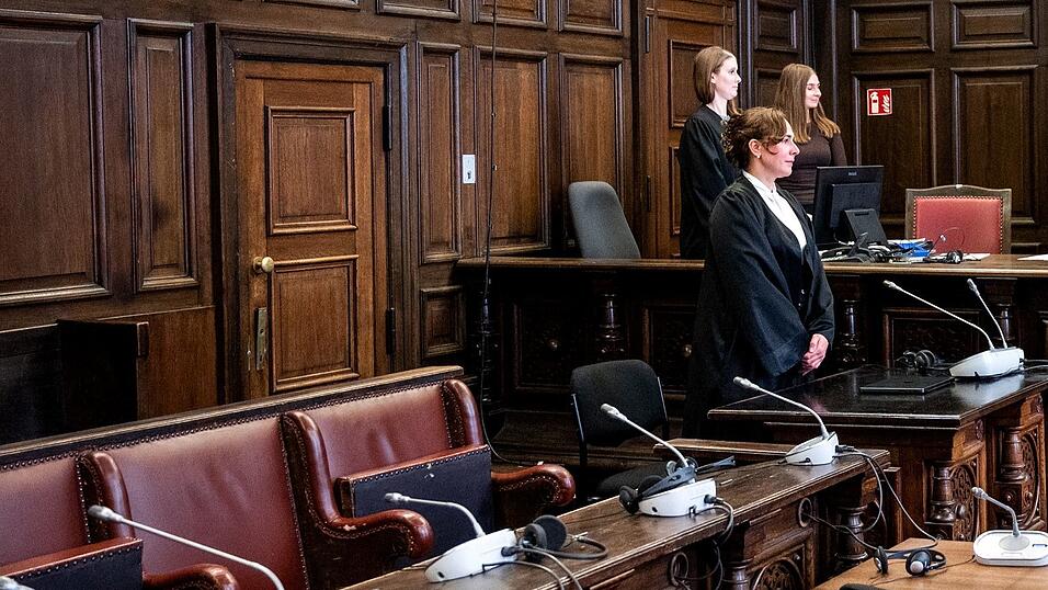 Die Verteidigerin steht zunächst ohne ihre Mandantin im Gerichtsaal, weil die wahrscheinlich psychisch kranke Beschuldigte erst hereingeführt wird, nachdem die Fotografen gegangen sind. Die Verteidigerin steht zunächst ohne ihre Mandantin im Gerichtsaal, weil die wahrscheinlich psychisch kranke Beschuldigte erst hereingeführt wird, nachdem die Fotografen gegangen sind.