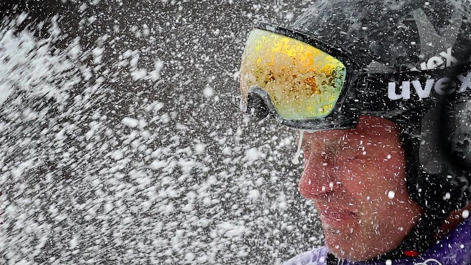 Romed Baumann bekommt in Garmisch eine Schampusdusche verabreicht.