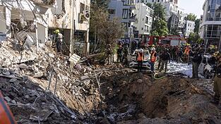 In Israel schlagen weiterhin aus dem Iran abgefeuerte Raketen ein.