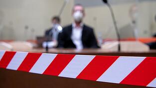 Seine Taten führt er auf eine gescheiterte islamische Ehe zurück. Zu Prozessbeginn sitzt der Angeklagte im Verhandlungssaal. Seine Taten führt er auf eine gescheiterte islamische Ehe zurück. Zu Prozessbeginn sitzt der Angeklagte im Verhandlungssaal.