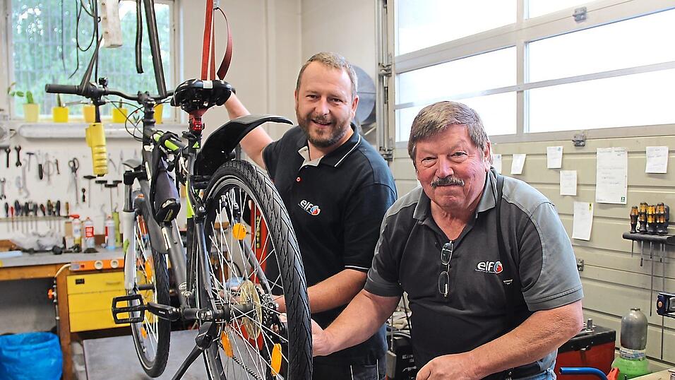 Johann Hochwimmer und Schwiegersohn Philipp W&uuml;nsche halten Radfahrer mobil.