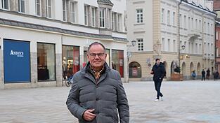 Christian Janele auf dem Neupfarrplatz. Vor allem die Causa Galera Kaufhof treibt den Oberb&uuml;rgermeister-Kandidaten der CSB um.