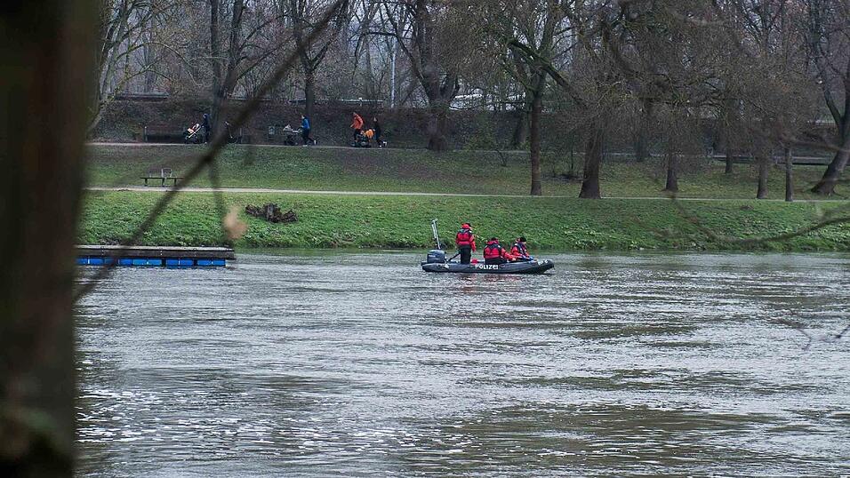 Mit zwei Booten sucht die Polizei am Donnerstag, 23. März, das südliche Donauufer in Regensburg ab. Seit Sonntag wird die 20-jährige Studentin Malina Klaar in der Domstadt vermisst. Mit zwei Booten sucht die Polizei am Donnerstag, 23. März, das südliche Donauufer in Regensburg ab. Seit Sonntag wird die 20-jährige Studentin Malina Klaar in der Domstadt vermisst.
