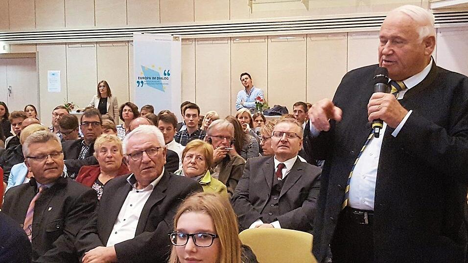 Der Unternehmer und Further Ehrenbürger Manfred Zollner erhielt viel Beifall für seine Forderung an die Politiker, künftig notwendige Entscheidungen schneller zu treffen. Der Unternehmer und Further Ehrenbürger Manfred Zollner erhielt viel Beifall für seine Forderung an die Politiker, künftig notwendige Entscheidungen schneller zu treffen.