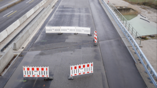 Über die Brücken verlaufen Stahlteile auf endgültiger Fahrbahnhöhe - deshalb kann die Fahrbahn nicht vorübergehend ohne die letzte Asphaltschicht genutzt werden, wie es von der Autobahngesellschaft heißt. Über die Brücken verlaufen Stahlteile auf endgültiger Fahrbahnhöhe - deshalb kann die Fahrbahn nicht vorübergehend ohne die letzte Asphaltschicht genutzt werden, wie es von der Autobahngesellschaft heißt.