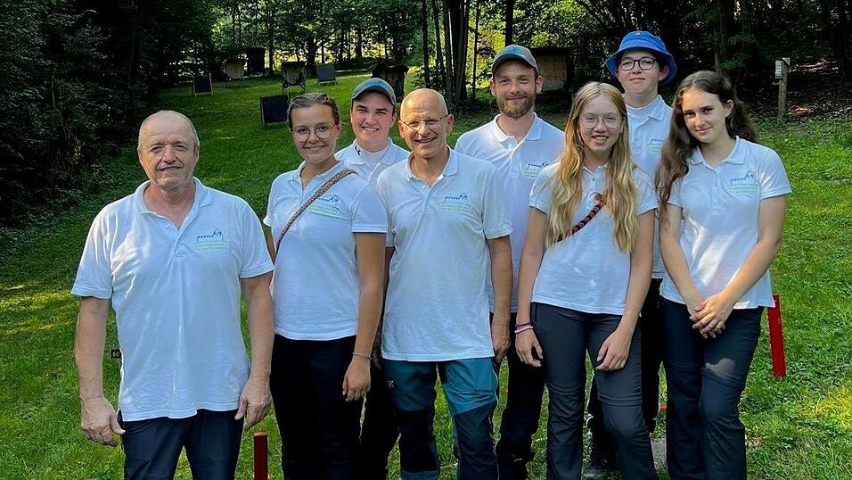 Wladimir Schmidt (v.l.), Rebecka Beck, Ben Hankofer, Dieter Reithmeier, Raphael Maier, Sára Hučkova, Julius Krempl, Alina Merker vom TSV Natternberg vor dem Einschießplatz bei der Deutschen Meisterschaft Feldbogen. Wladimir Schmidt (v.l.), Rebecka Beck, Ben Hankofer, Dieter Reithmeier, Raphael Maier, Sára Hučkova, Julius Krempl, Alina Merker vom TSV Natternberg vor dem Einschießplatz bei der Deutschen Meisterschaft Feldbogen.