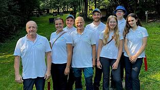Wladimir Schmidt (v.l.), Rebecka Beck, Ben Hankofer, Dieter Reithmeier, Raphael Maier, Sára Hučkova, Julius Krempl, Alina Merker vom TSV Natternberg vor dem Einschießplatz bei der Deutschen Meisterschaft Feldbogen.