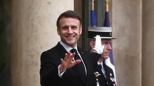 Kurz vor Beginn des zweitägigen KI-Gipfels in Paris erschien ein Video, in dem der vermeintlich echte französische Präsident Emmanuel Macron zu Disko-Musik tanzt. Kurz vor Beginn des zweitägigen KI-Gipfels in Paris erschien ein Video, in dem der vermeintlich echte französische Präsident Emmanuel Macron zu Disko-Musik tanzt.